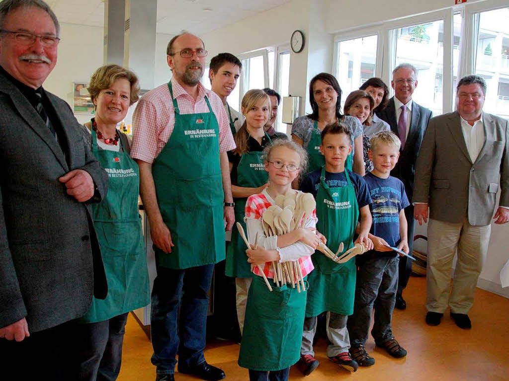 Die Finalisten und die Jury im Kochstudio der AOK in Lrrach: Welche der drei Familien   kocht das beste Drei-Gnge-Men?