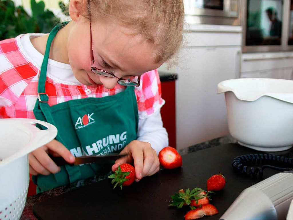 Zuerst wurde geschnippelt: Luisa Fritsch bereitet die Erdbeeren fr das Dessert vor.