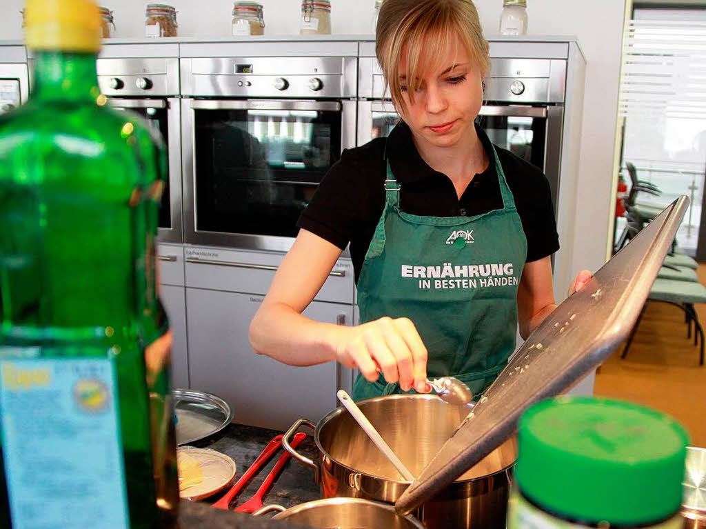 Meike Tritschler sorgt dafr, dass  die ersten Zutaten im Kochtopf landen.