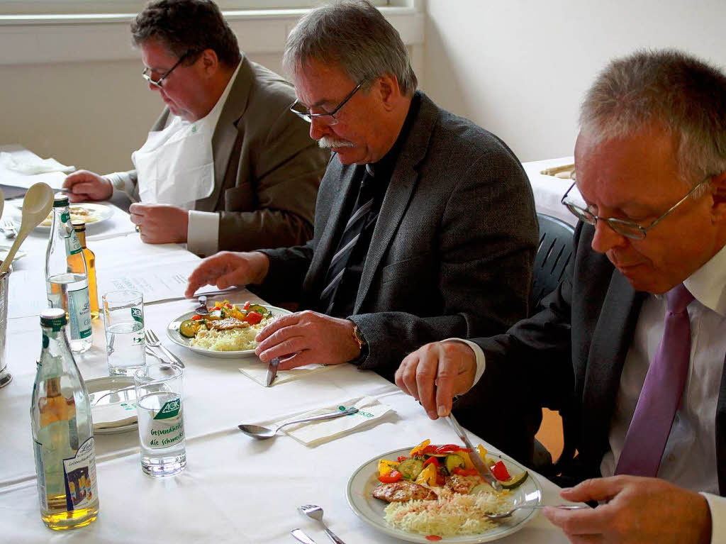 Die Jury besteht aus  dem Geschftsfhrer der AOK-Hochrhein-Bodensee, Dietmar Wieland, Sepp Beha vom Restaurant Wasserschloss in Inzligen und Christian Hodeige, Herausgeber der Badischen Zeitung (von rechts) . Sie alle kosten von den Mens.