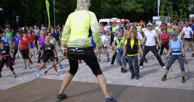 Anke Faller sorgte beim gemeinsamen Wa...und warme Muskeln bei den Teilnehmern.  | Foto: Christian John