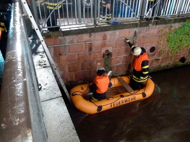 Das Schlauchboot half der Feuerwehr, den Verunglckten zu finden.  | Foto: Feuerwehr