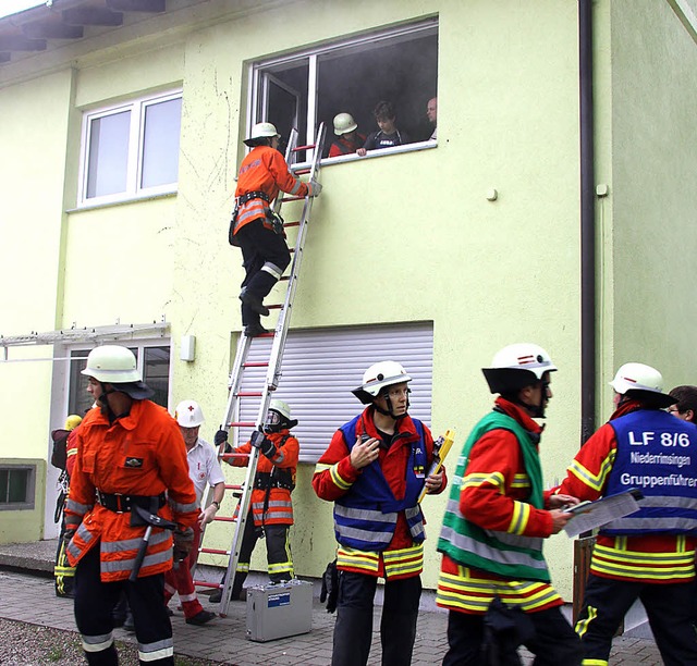 Bei der Feuerwehrbung in Oberrimsinge...ersonen aus dem Obergeschoss gerettet.  | Foto: meike zorn