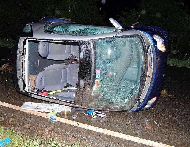 Ein Wildunfall  mit folgendem  bersch...er verletzt. Das Reh berlebte nicht.   | Foto: Kamera 24