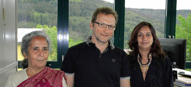 Realschulrektor Daniel Janka mit seine...sten  Shubha Vyas und  Poonam Mishra.   | Foto: Schule