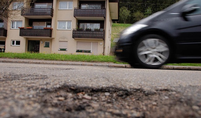 Die Lcher in Lenzkirchs Straen wirke... sehr durchgeschttelt werden wollen.   | Foto: Kathrin Blum