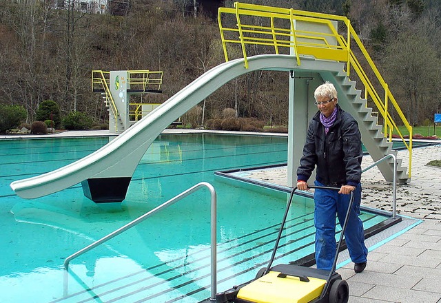 Schwimmmeisterin Angela Fiedler macht ...fr die neue Badesaison in Lenzkirch.   | Foto: Eva Weise