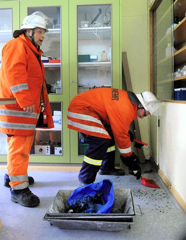 Feuerwehrleute bergen den verbrannten Behlter.   | Foto: Wolfgang Knstle