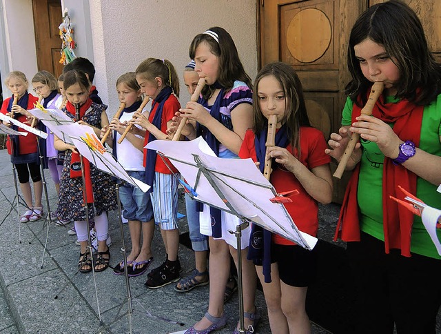 Die Fltengruppe der Grundschule Obers...das Programm beim Kirchplatzfest mit.   | Foto: Wolfgang Knstle