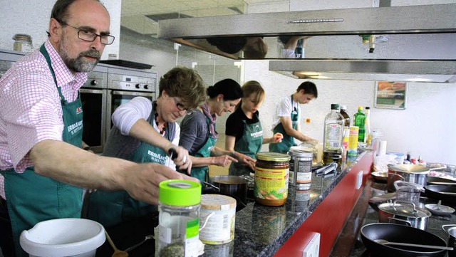 Im Kochstudio hantieren die Familien F...r und Mhwald mit Pfannen und Tpfen.   | Foto: Max Schuler