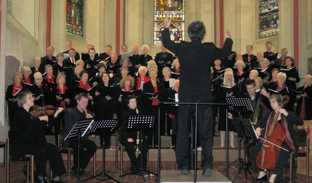 Die Kantorei und Instrumentalisten unt...hne Stimmung in der Stadtkirche auf.   | Foto: HildegarD Karig