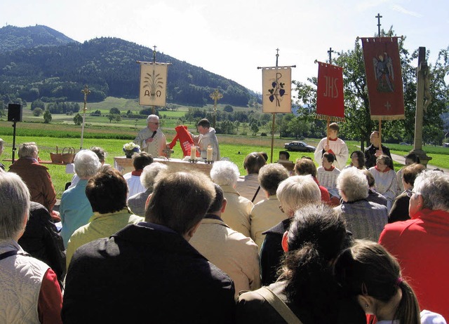 Die Pfarrer Frey (hinten links) und Fe...mmelfahrts-Gottesdienst am Eulenwald.   | Foto: Stratz