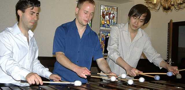 Cesare Masano, Jrome Lepetit und Wen-... die Schlgel auf der Marimba tanzen.   | Foto: Roswitha Frey