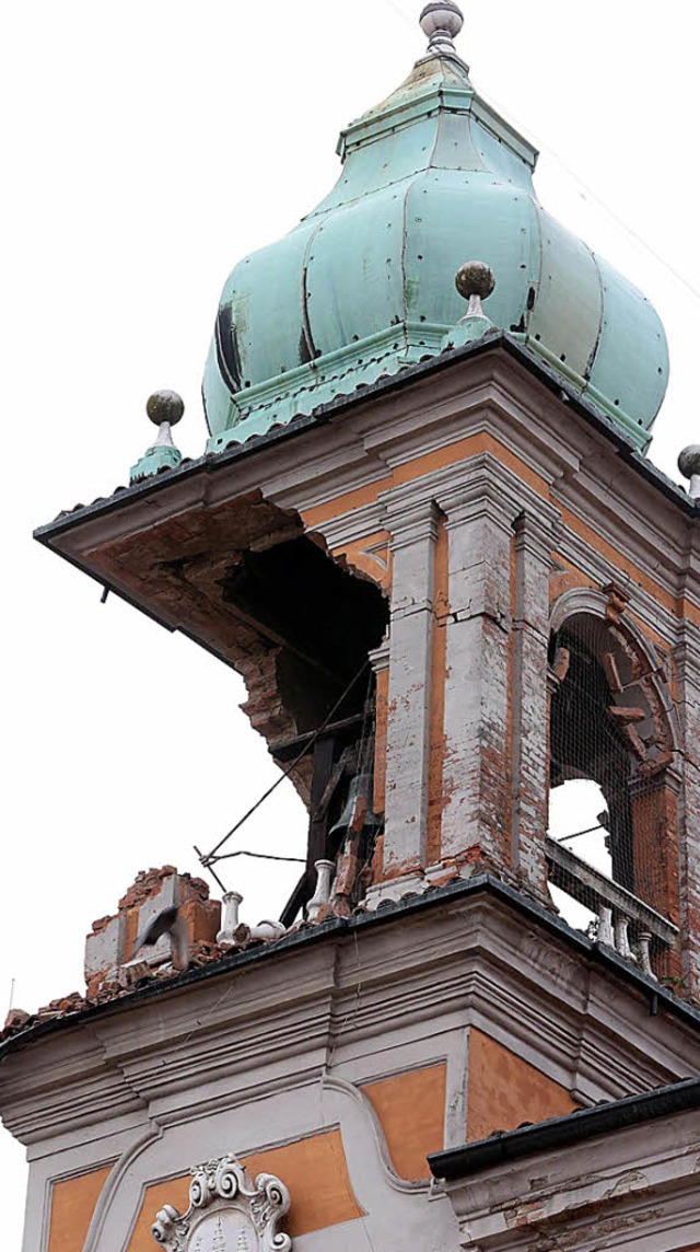 Schwer beschdigt: Der Rathausturm in Finale Emilia   | Foto: dpa