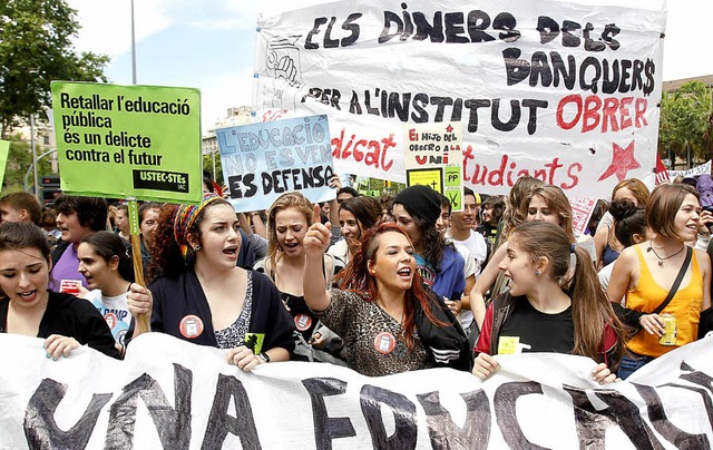 Studentinnen demonstrieren in Barcelona gegen die neuen Sparplne.  | Foto: Alejandro Garcia