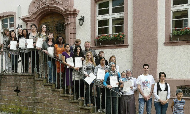 Die  Teilnehmer des Deutsch-Kurses fr...le der Volkshochschule  am Kirchplatz.  | Foto: Eberhard Weiss