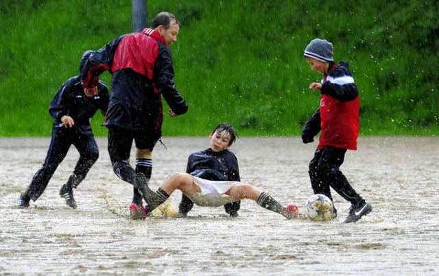 Auch schlechtes Wetter kann die Vorber...internationale Turnier nicht stoppen.   | Foto: Ingo Schneider