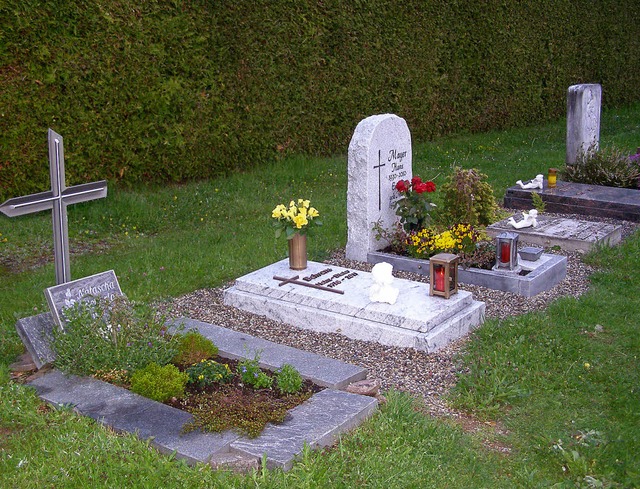 Auf dem Friedhof in Friedenweiler sum...hiedlichsten Urnengrber zwei Seiten.   | Foto: Liane Schilling