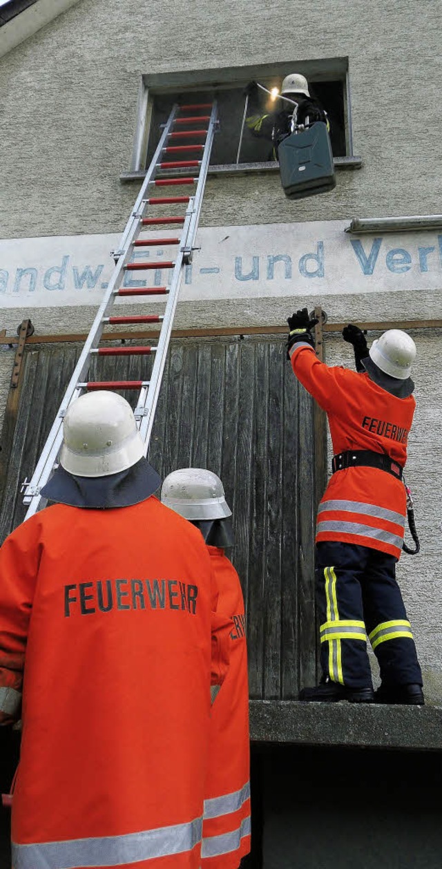 Die lkanister werden  mit einem Seil geborgen.   | Foto: Melanie Rest