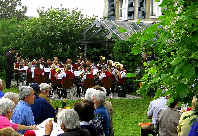 Im Sldener Pfarrgarten lauschten die Gste der Musik.   | Foto: Anne Freyer