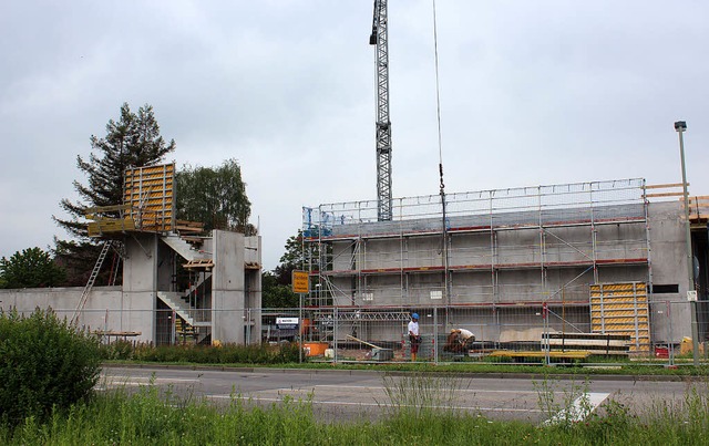 Im Rohbau weit gediehen ist das zentra... zu den Toren fr die Fahrzeughallen.   | Foto: mario schneberg