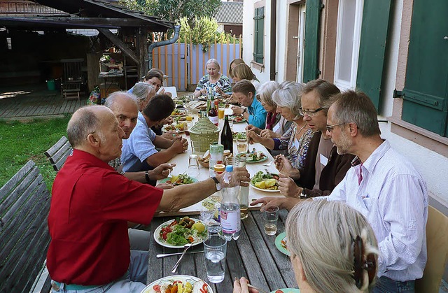 Gemeinschaftlich wird das Wohnprojekt ...reffen sie sich jeden zweiten Samstag.  | Foto: Privat