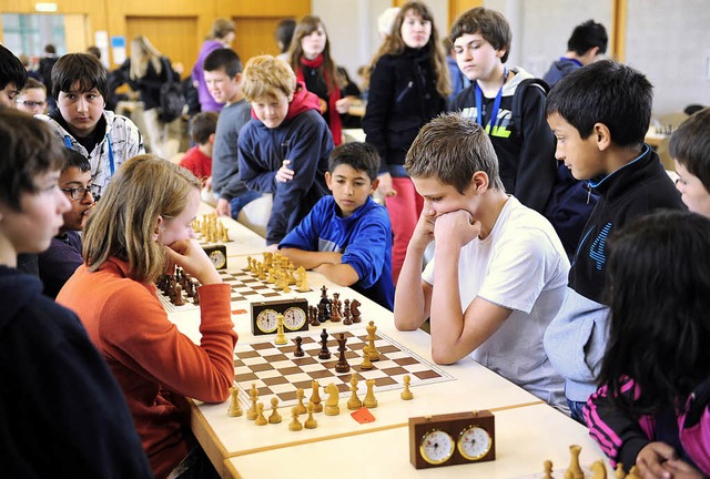 Hochkonzentriert: Sarah Hund (links) v...aften im Schach im Brgerhaus Seepark.  | Foto: ingo schneider