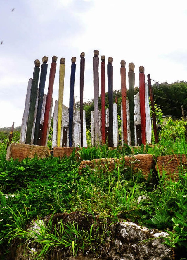 Kunst im Rebberg: Die Figurengruppe &#...ld steht jetzt im Hertener Steinacker.  | Foto: Claudia Gempp