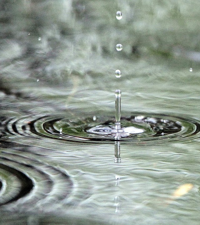Ob der Regen auf eine versiegelte oder...eten Abwassergebhr einen Unterschied.  | Foto: Jan Woitas/dpa