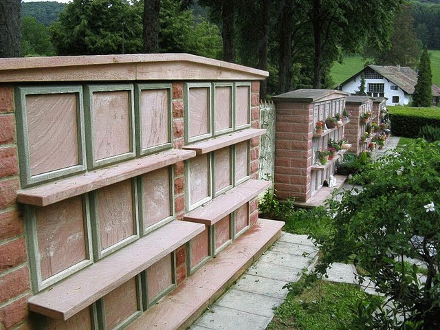 Eine weitere Urnenwand mit 18 Pltzen ...uf dem Seelbacher Friedhof erstellt.    | Foto: Gemeinde