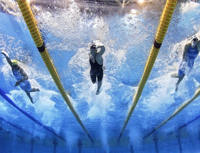 Unter Wasser: Britta Steffen (Mitte) b...rem Wettkampf ber 100 Meter Freistil   | Foto: dpa