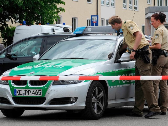 Polizisten sperren die Zufahrt zur Hau... ab, in der Amokalarm ausgelst wurde.  | Foto: dapd