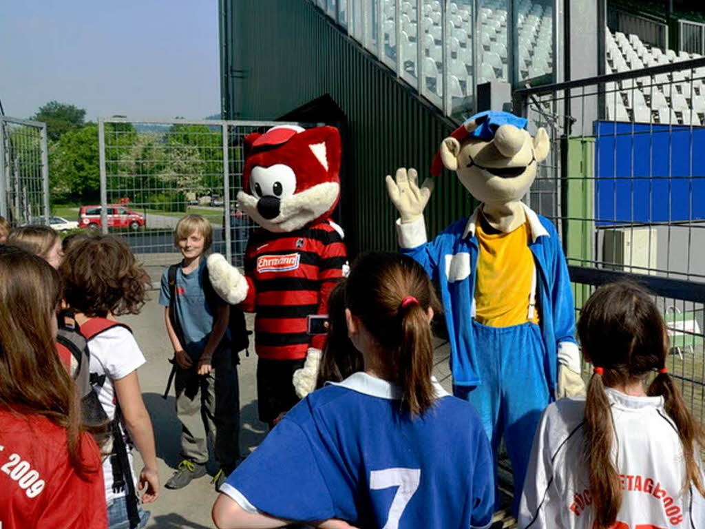 Die Klassen 4a und b der Weingartenschule Offenburg durften mit dem Füchsleclub ins SC-Stadion. Die Klassen 4a und b der Weingartenschule Offenburg durften mit dem Füchsleclub ins SC-Stadion.