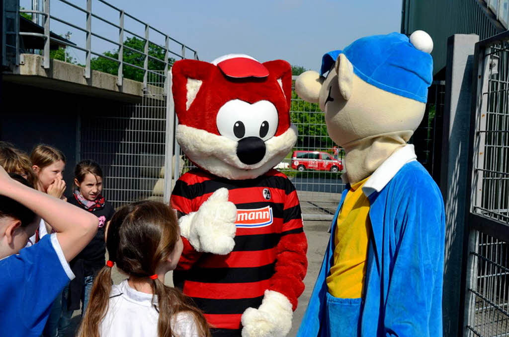 Die Klassen 4a und b der Weingartenschule Offenburg durften mit dem Füchsleclub ins SC-Stadion. Die Klassen 4a und b der Weingartenschule Offenburg durften mit dem Füchsleclub ins SC-Stadion.