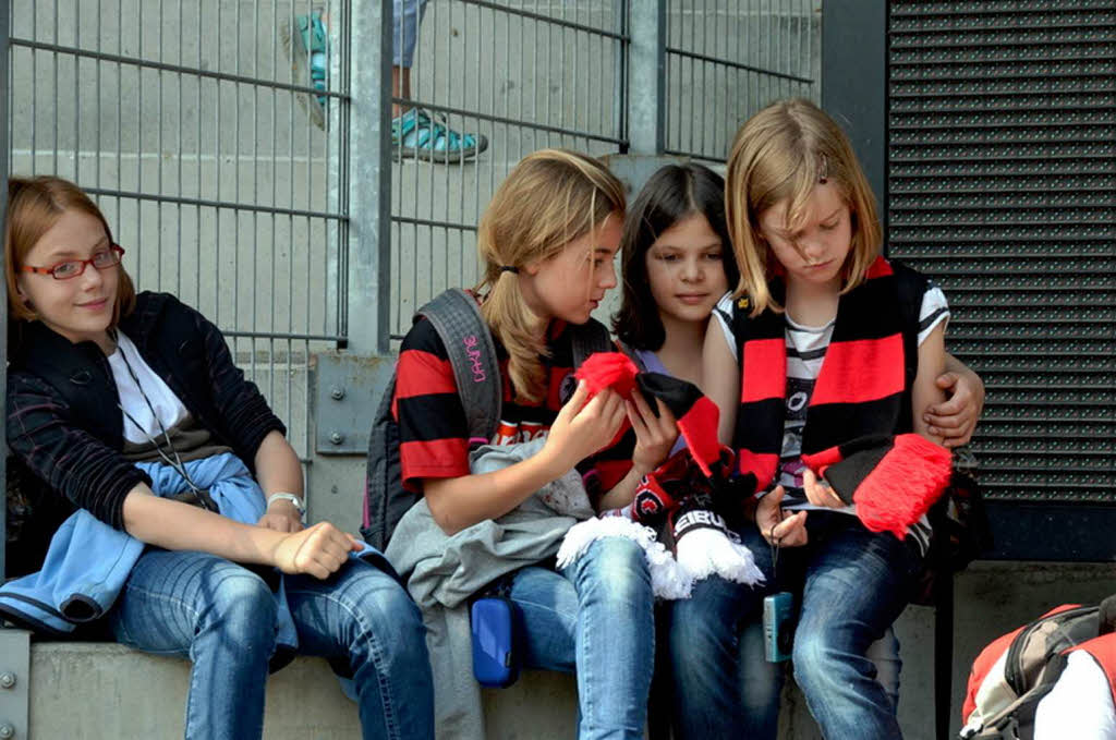Die Klassen 4a und b der Weingartenschule Offenburg durften mit dem Füchsleclub ins SC-Stadion. Die Klassen 4a und b der Weingartenschule Offenburg durften mit dem Füchsleclub ins SC-Stadion.