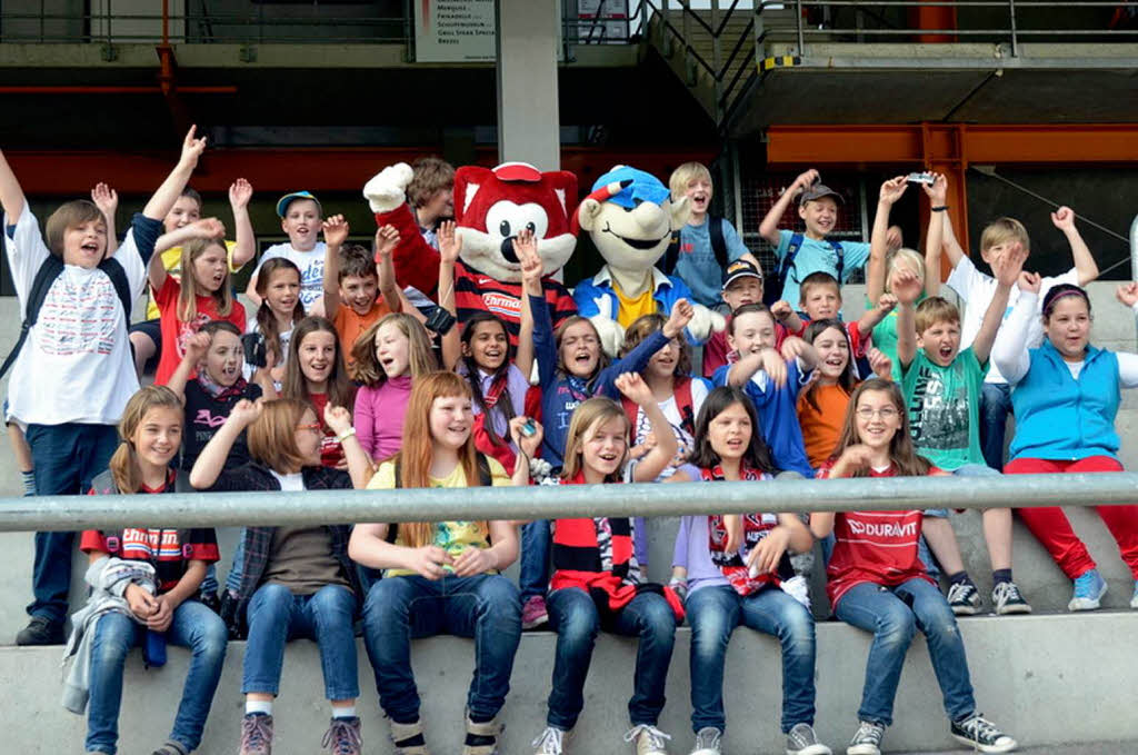 Die Klassen 4a und b der Weingartenschule Offenburg durften mit dem Füchsleclub ins SC-Stadion. Die Klassen 4a und b der Weingartenschule Offenburg durften mit dem Füchsleclub ins SC-Stadion.
