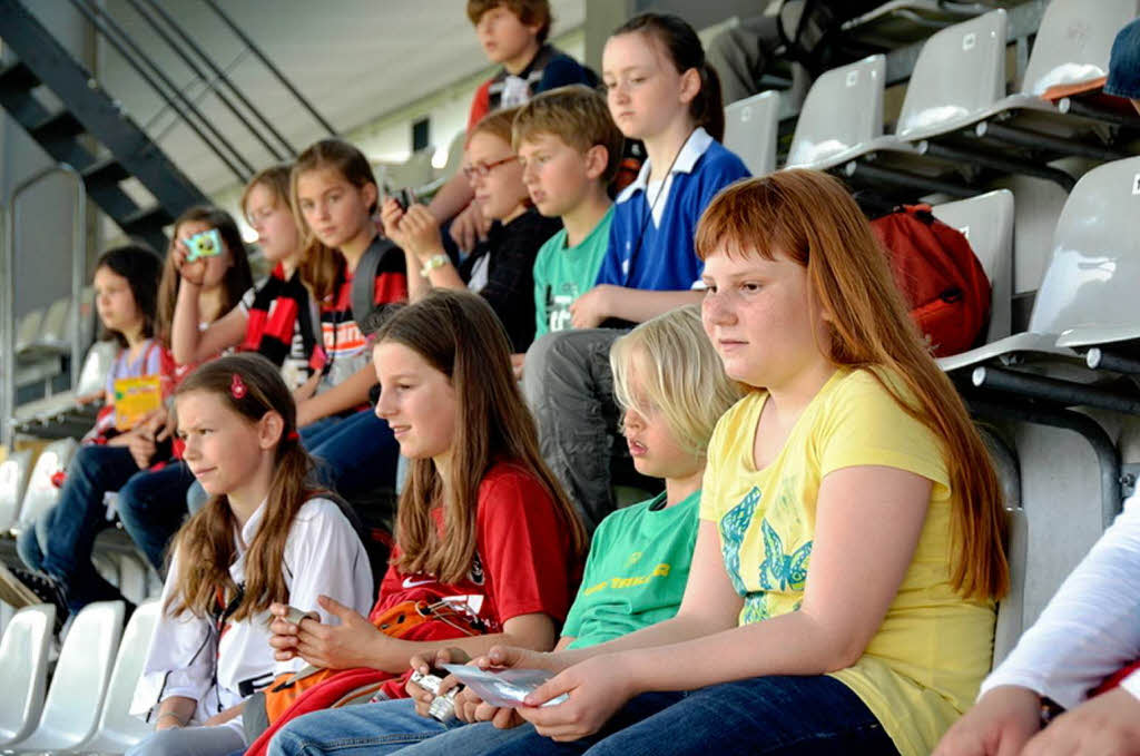 Die Klassen 4a und b der Weingartenschule Offenburg durften mit dem Füchsleclub ins SC-Stadion. Die Klassen 4a und b der Weingartenschule Offenburg durften mit dem Füchsleclub ins SC-Stadion.