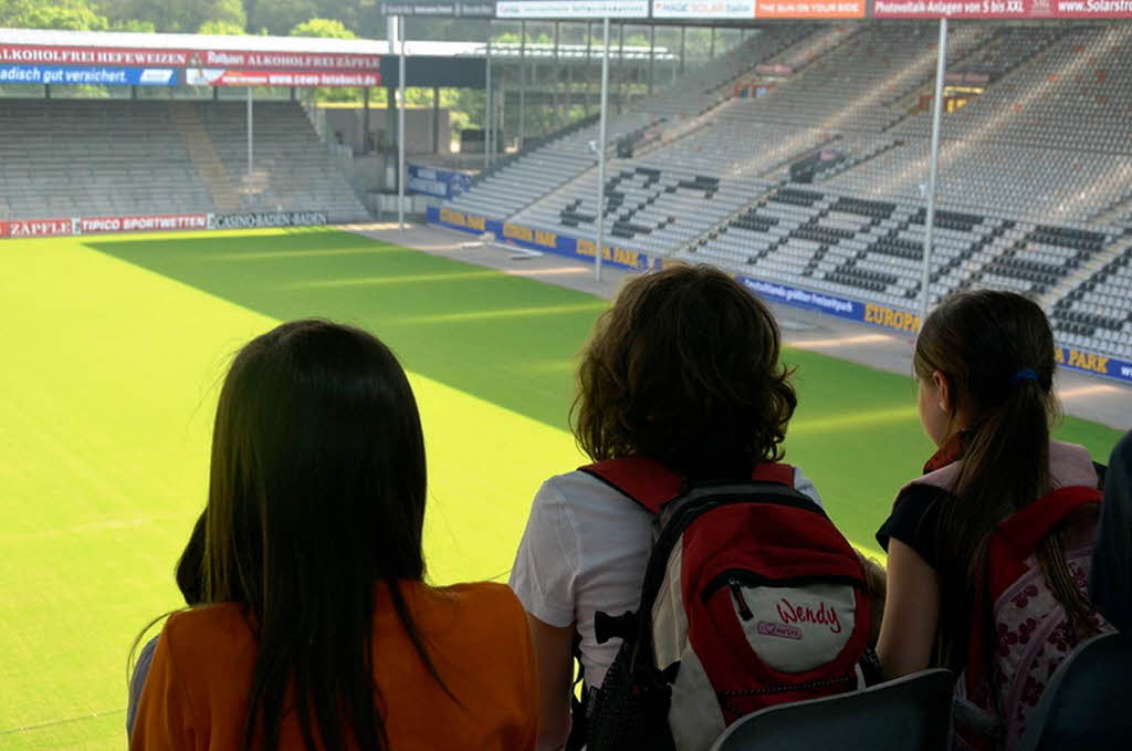 Die Klassen 4a und b der Weingartenschule Offenburg durften mit dem Füchsleclub ins SC-Stadion. Die Klassen 4a und b der Weingartenschule Offenburg durften mit dem Füchsleclub ins SC-Stadion.