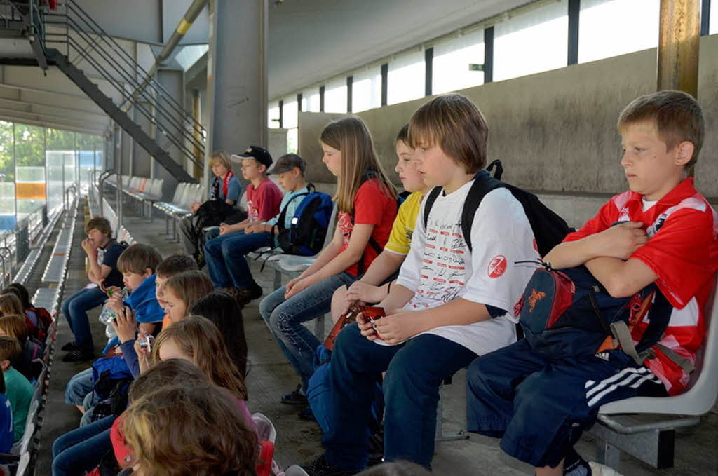 Die Klassen 4a und b der Weingartenschule Offenburg durften mit dem Füchsleclub ins SC-Stadion. Die Klassen 4a und b der Weingartenschule Offenburg durften mit dem Füchsleclub ins SC-Stadion.