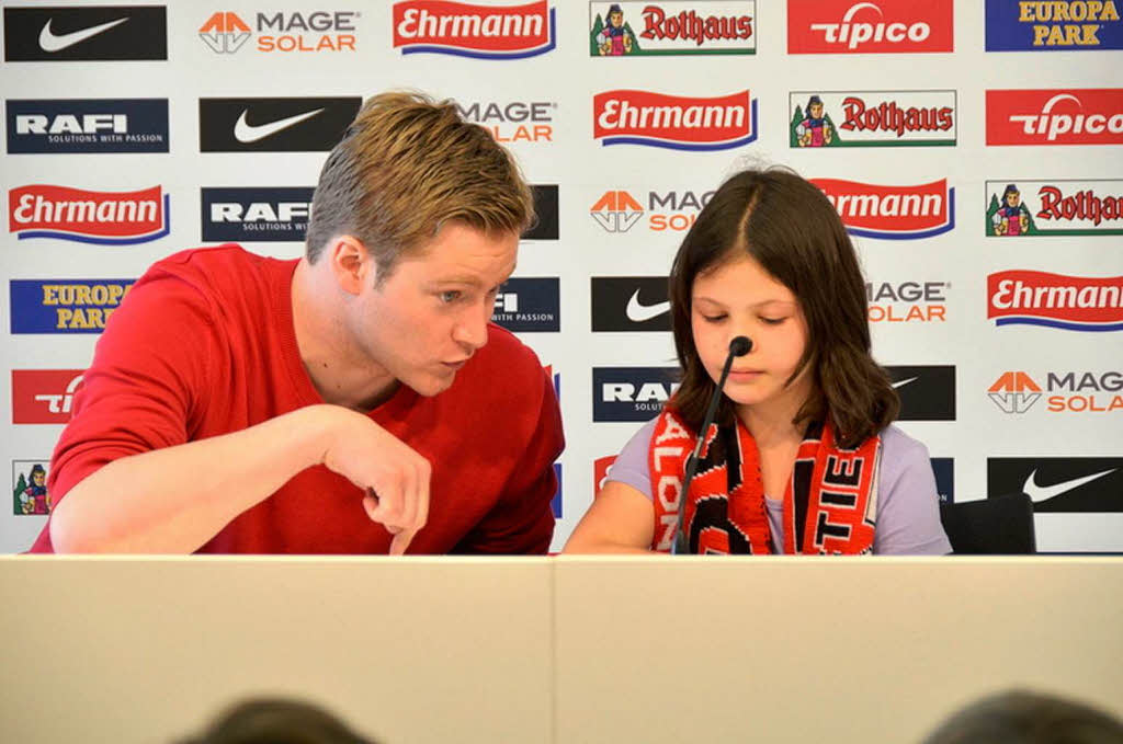 Auf einer Pressekonferenz stellten die Zisch-Reporter ihre Fragen an Tobias Rauber (Füchsleclub) und Andrew Kraft (SC Freiburg) Auf einer Pressekonferenz stellten die Zisch-Reporter ihre Fragen an Tobias Rauber (Füchsleclub) und Andrew Kraft (SC Freiburg)