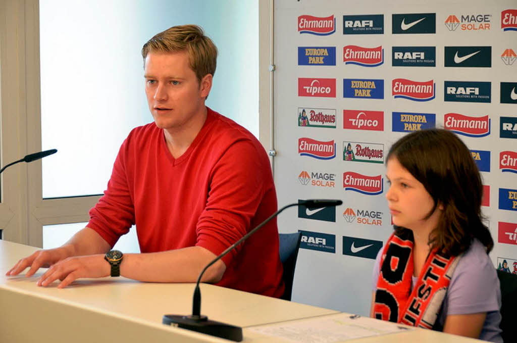 Auf einer Pressekonferenz stellten die Zisch-Reporter ihre Fragen an Tobias Rauber (Füchsleclub) und Andrew Kraft (SC Freiburg) Auf einer Pressekonferenz stellten die Zisch-Reporter ihre Fragen an Tobias Rauber (Füchsleclub) und Andrew Kraft (SC Freiburg)