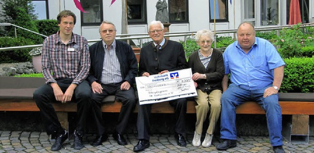 1000 Euro fr den Frderverein und ein... Lieselotte Trk und Thomas Steinmetz.  | Foto: Ruth Seitz