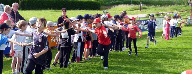 Hochmotiviert drehten die Schler ihre Runden auf dem Sportplatz.   | Foto: Christel Hlter-Hassler