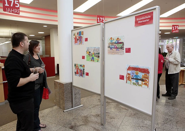 Die Bilder der Preistrger sind in der Sparkasse zu sehen.   | Foto: Christoph Breithaupt