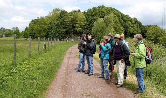 Die Teilnehmer der Exkursion warten am...a Weiher (Dritte von rechts, mit Hut).  | Foto: Adelbert Mutz