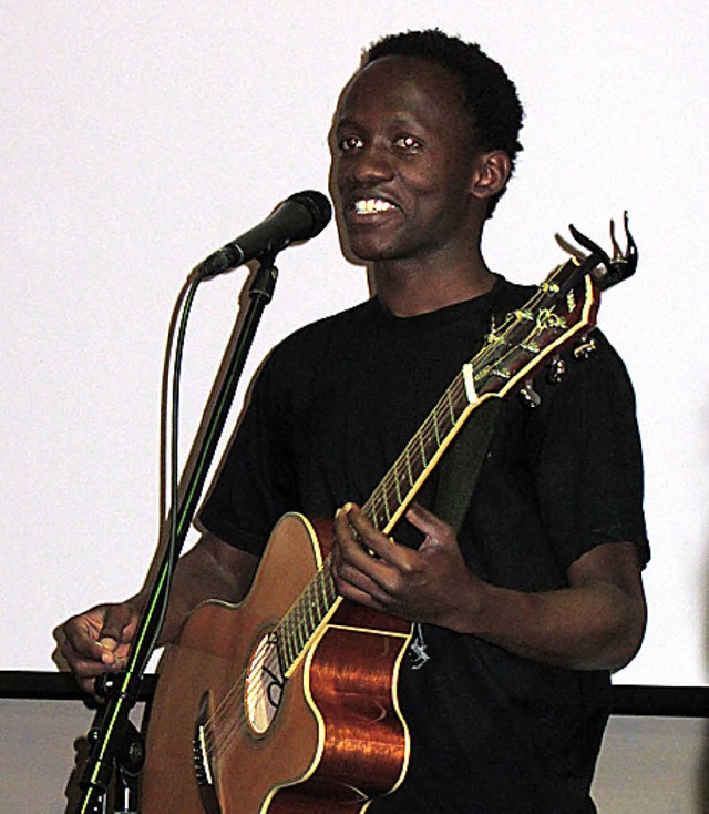 Lieder, Tnze und Gesang: Ein Musiker beim Afrika-Jugendabend der AB-Gemeinde.   | Foto: Privat