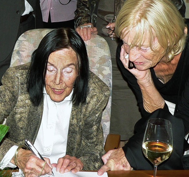 Auch Autogramme der Dichterin waren gefragt beim Empfang der Gemeinde.    | Foto: frowalt janzer