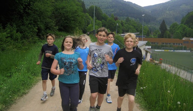 Die Lauf-AG der Silberbergschule berei... groen Sponsorenlauf  fr Haiti vor.   | Foto: Schule