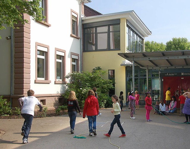 Die alte Schulbank (links oben) ist Re...sam in die erste Klasse gehen knnen.   | Foto: Frank Kiefer