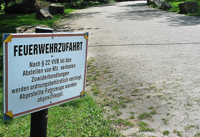 Die Feuerwehrzufahrt am Kurhaus in Bad Bellingen wird immer wieder  zugeparkt.   | Foto: Jutta Schtz